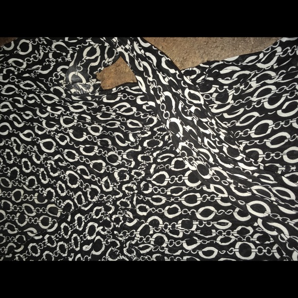 V neck - Picture 3 of 3